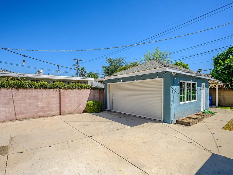 6438 Densmore Ave — Photo 23