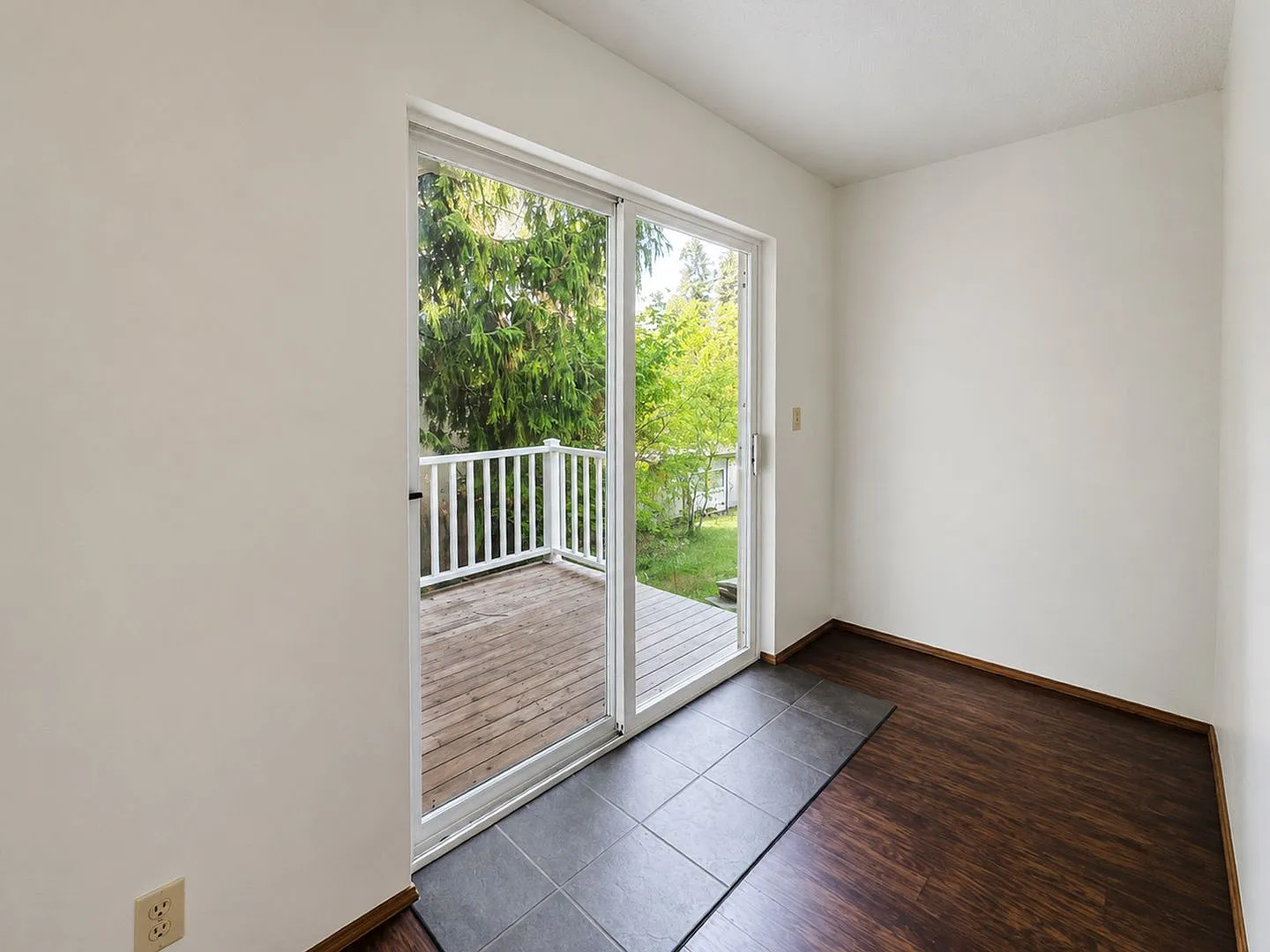 *Available Now* Bright and sunny 3 bed with office space and large yard, pets allowed! — Photo 4