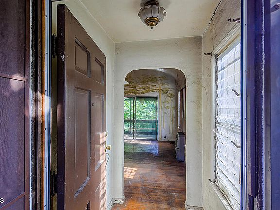 4th image of 1722 Redesdale Ave