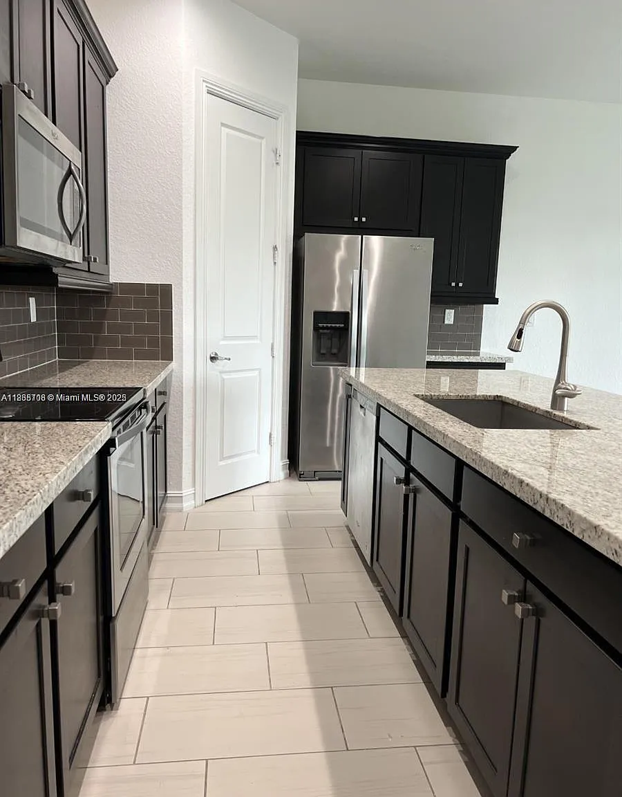 3 bed, 2.5 bath, 1975 sqft, $4,000 — Photo 4