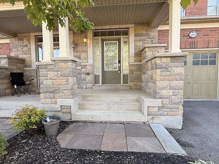 Hanson Cres — Photo 2