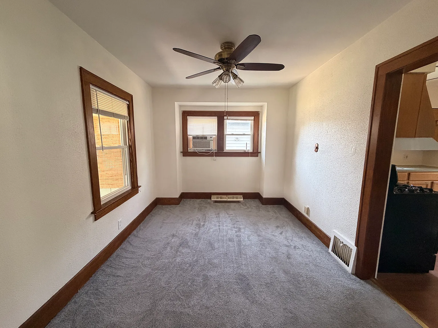 3 bed, 1056 sqft, $1,400 — Photo 3