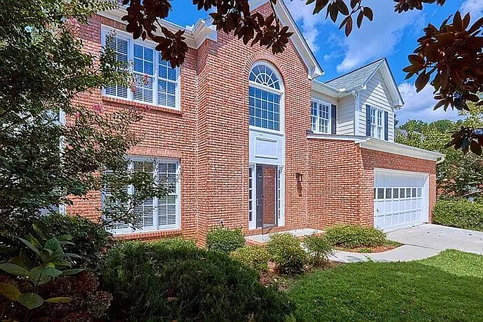 5 bed, 3.5 bath, 3960 sqft, $3,345 — Photo 3