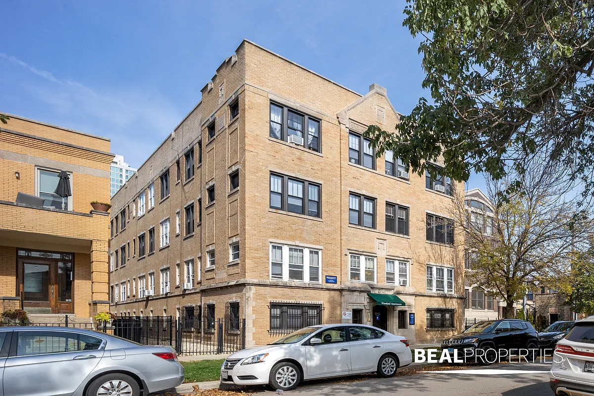 Building Photo - 816 W Waveland Ave