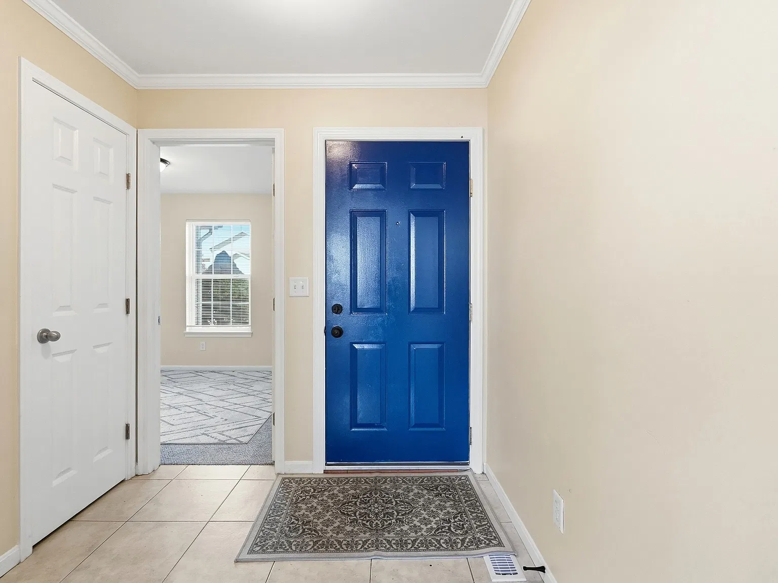 3 bed, 2.5 bath, 1528 sqft, $2,100 — Photo 4