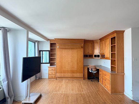 5th image of 211 E Ohio St APT 2706