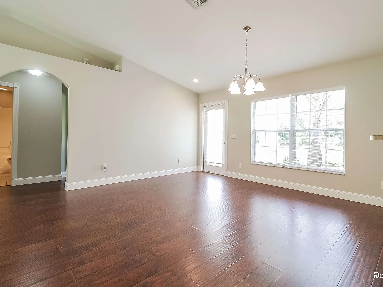3 bed, 2.0 bath, 1401 sqft, $2,345 — Photo 4