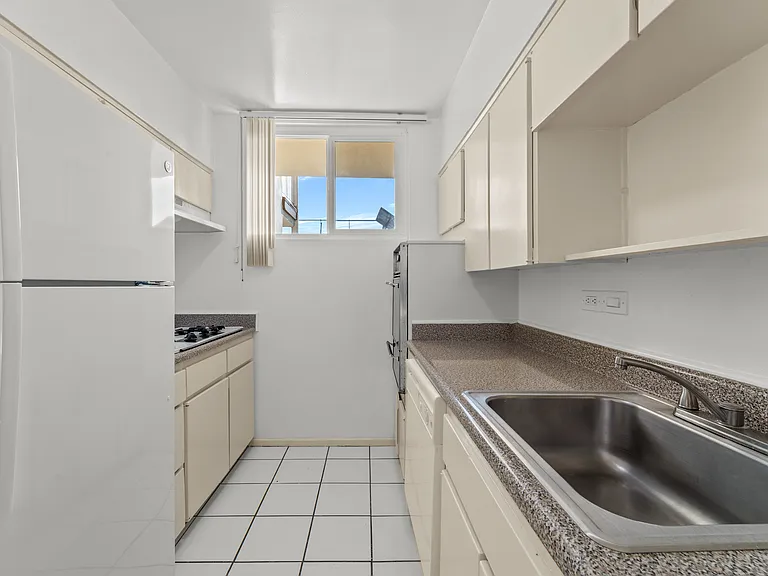 691 1/2 Levering Ave — Photo 5