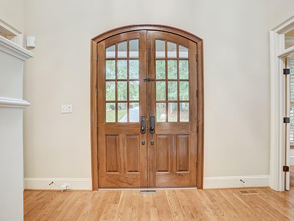 4th image of 1300 Caistor Ln