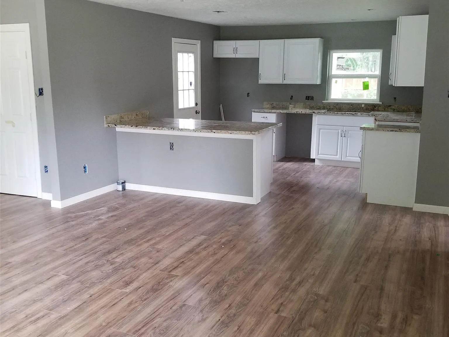 3 bed, 1.0 bath, 1400 sqft, $1,570 — Photo 4