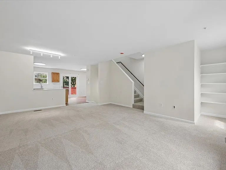 442 Blossom Ln — Photo 5