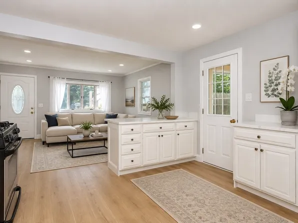 20 Rayburn Rd #1, Stoughton, MA 02072