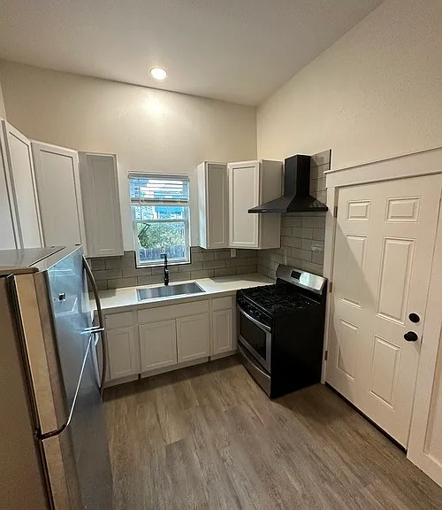 1019 Steves Ave #1 — Photo 9