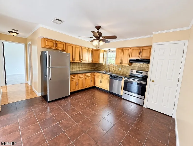 2 bed, $2,000 — Photo 3