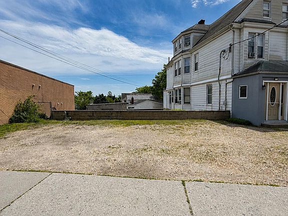 2nd image of 1382 Richmond Rd