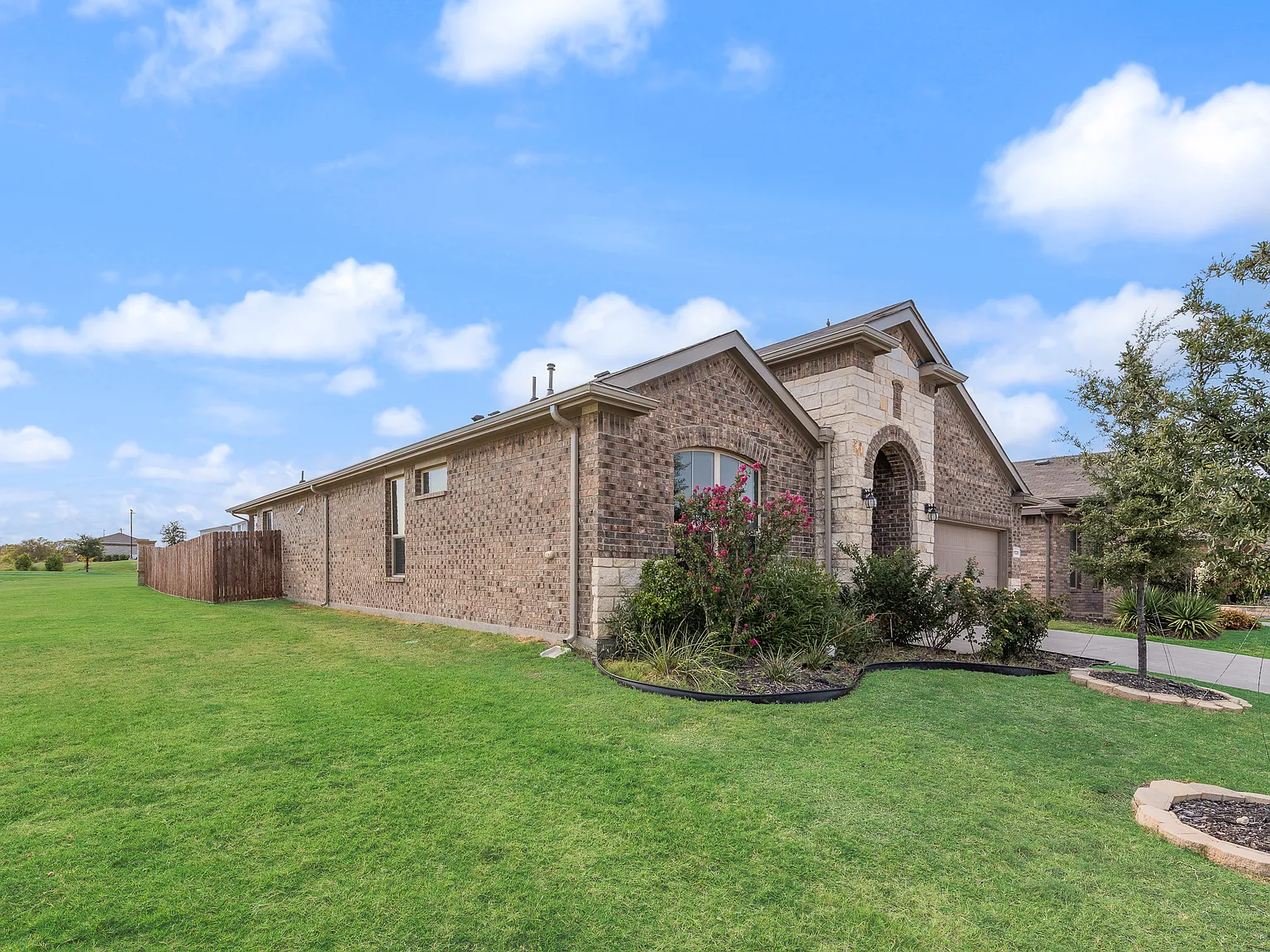 4 bed, 2035 sqft, $2,400 — Photo 2