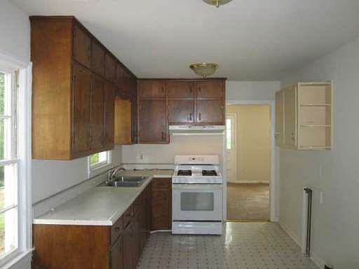 4th image of 990 Oakdale Dr SE