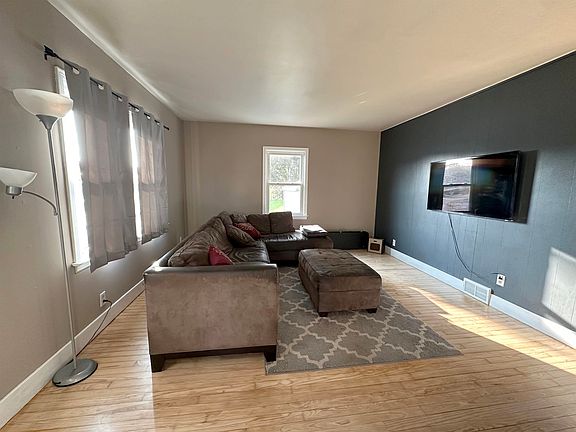 2nd image of 200 W 32nd St