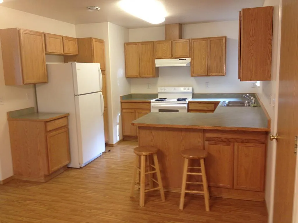 3 bed, $2,050 — Photo 2