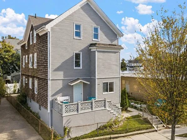 908 Plymouth Ave, Fall River, MA 02721