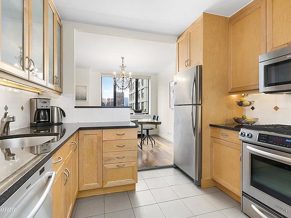 3rd image of 30 W 61st St APT 22C