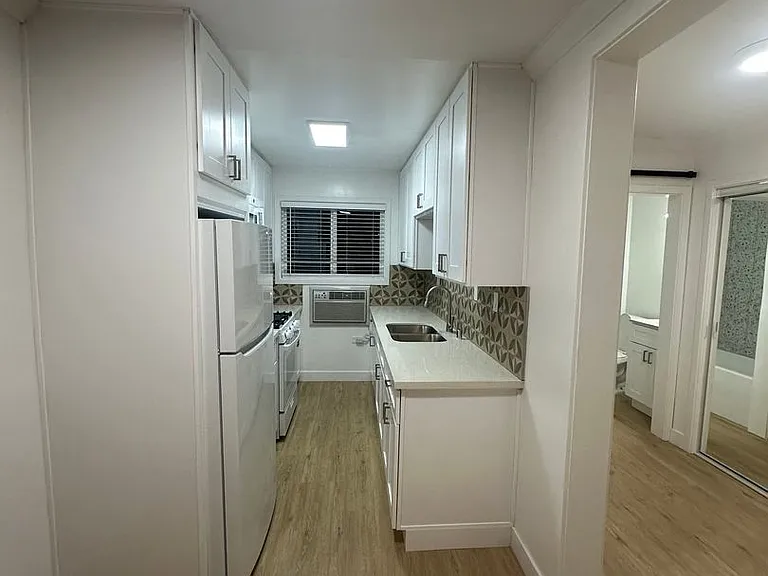 The Diplomat Apartments — Photo 19