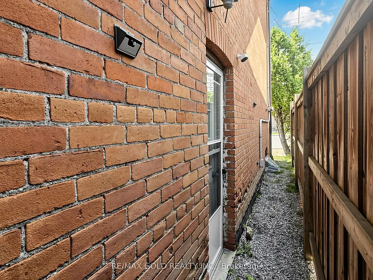 746 King St W — Photo 46