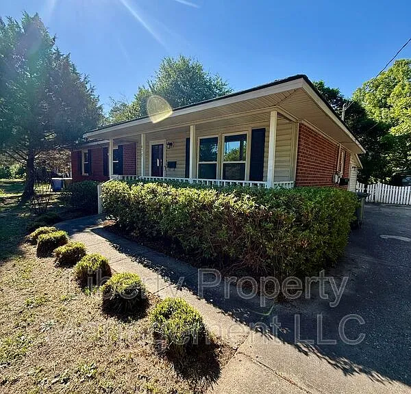 475 Albemarle Dr — Photo 2