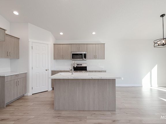 3rd image of 13735 Inman Ct