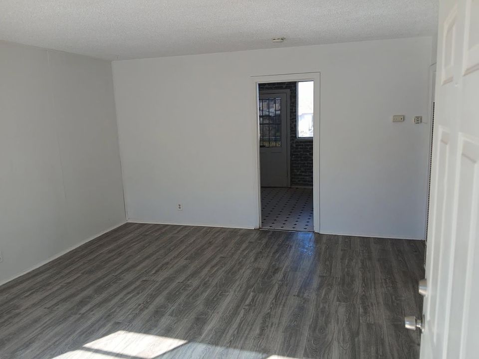1st image of 300 Maxine Ave