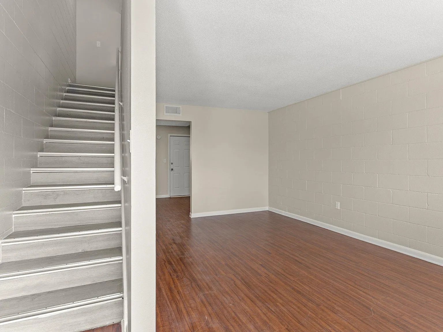 2 bed, 947 sqft, $1,275 — Photo 3