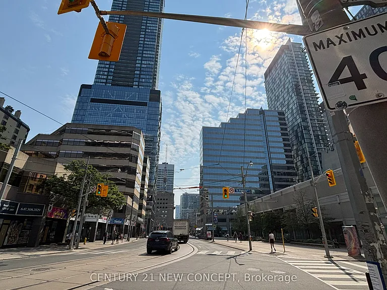 280 Dundas St W #915 — Photo 1