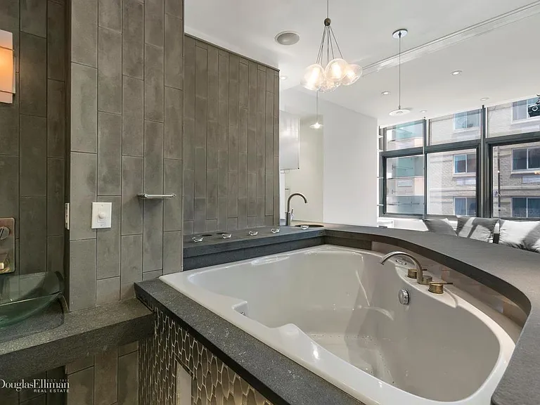 529 W 42nd St #9-Q — Photo 3