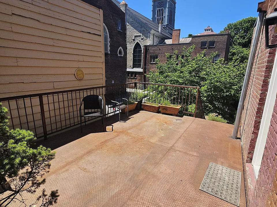 89 4th St