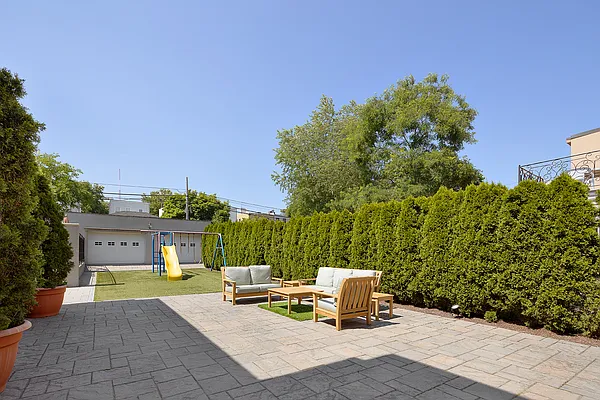 Sold by Compass | media 7