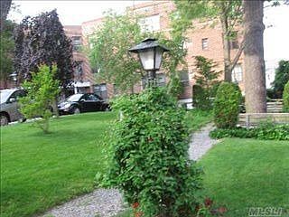 2nd image of 2 Town House Pl APT 3D