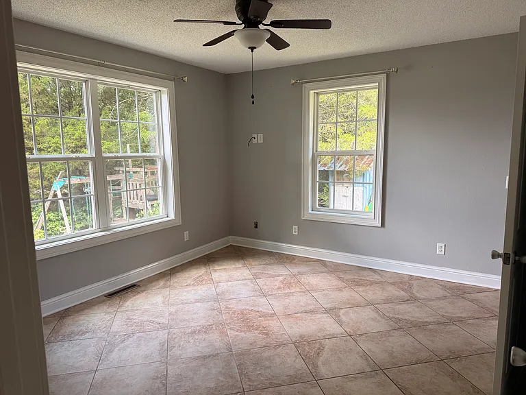 307 Hewitt Dr — Photo 7