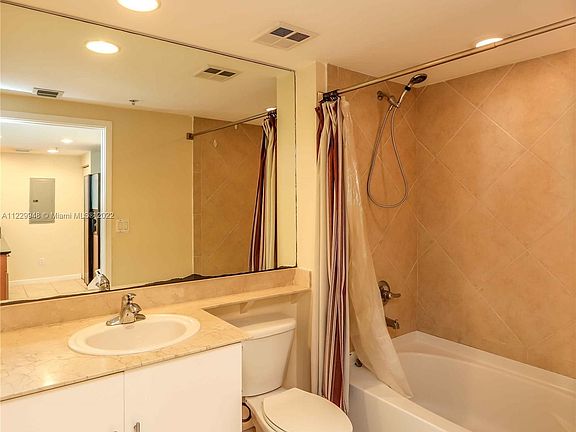 4th image of 325 Biscayne Blvd #2820