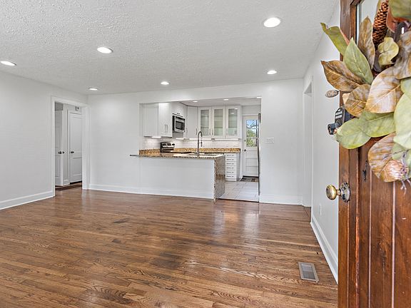 4th image of 521 Wesley Ave