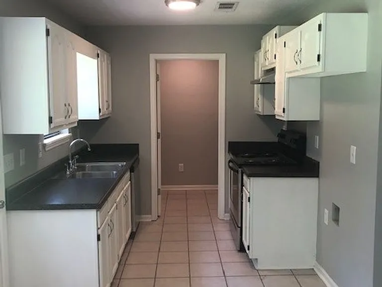 511 Grant Ln — Photo 2