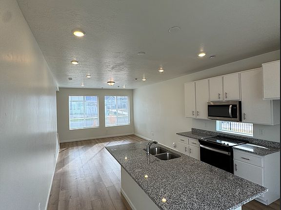 5th image of 98 E Stroll Ave