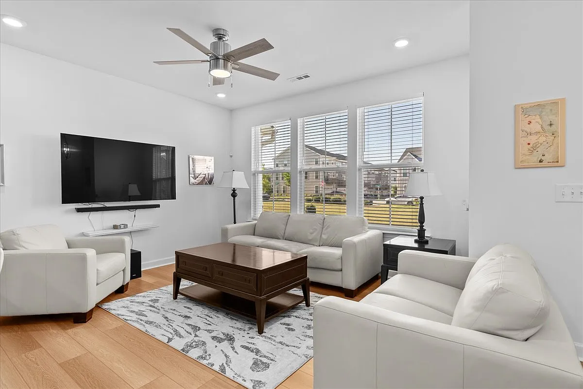 3 bed, 2.5 bath, 1524 sqft, $2,295 — Photo 1