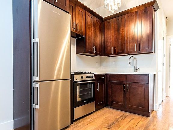 5th image of 285 Irving Ave APT 1L