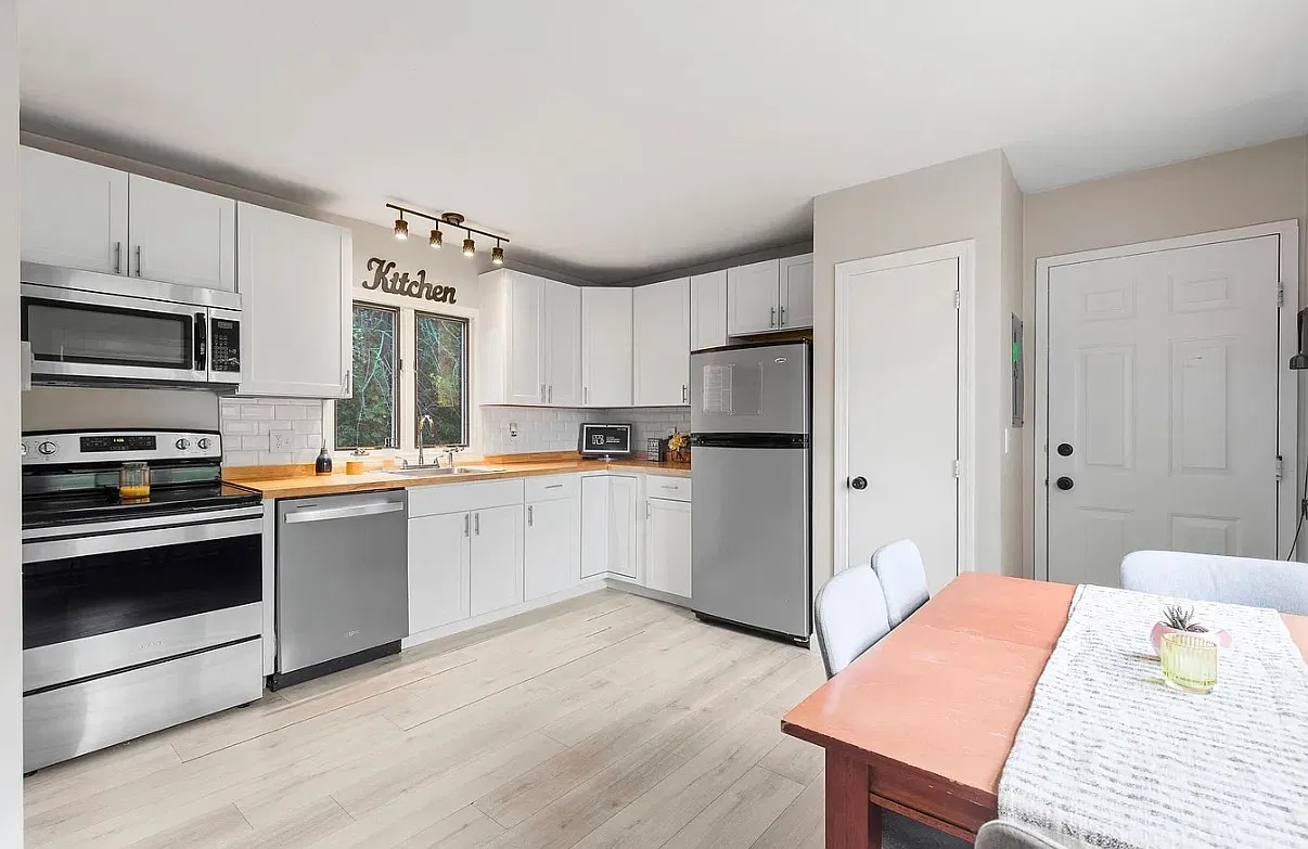 2 bed, 812 sqft, $2,300 — Photo 1