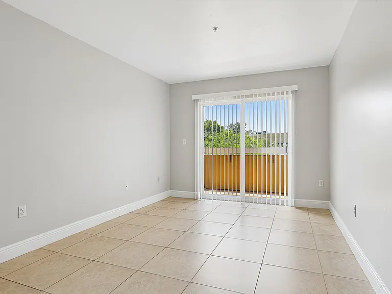 The Oaks Condominium — Photo 13