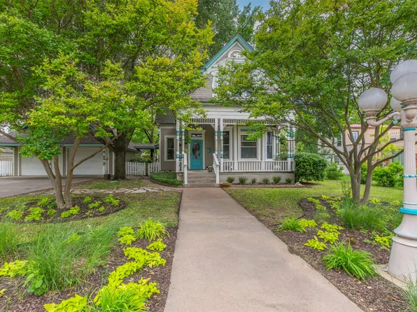 607 N Marable St, West, TX 76691