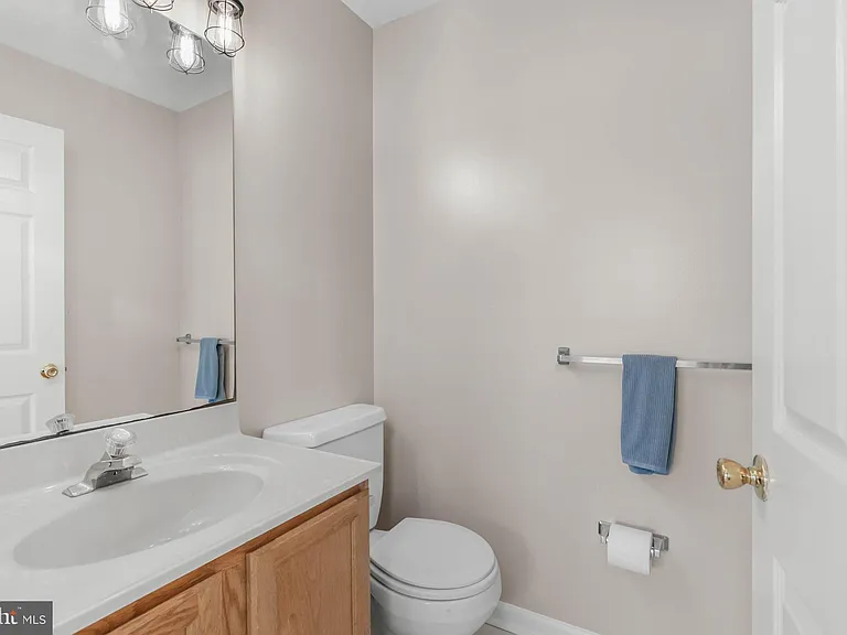 413 Beach Ave W #B — Photo 22