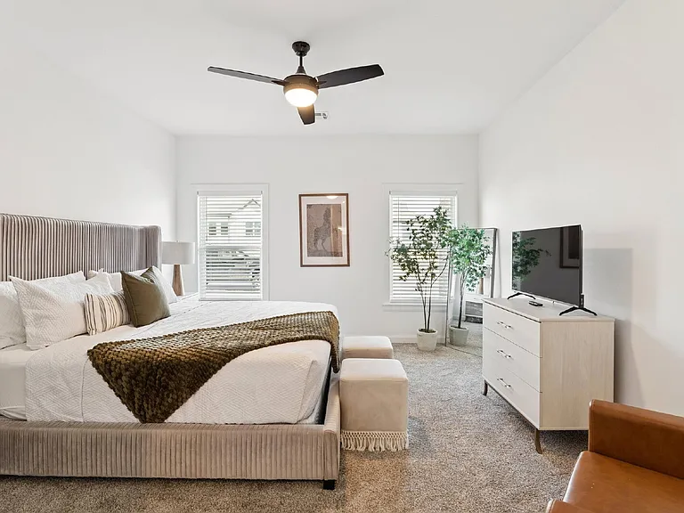 2410 W Charleston St — Photo 33