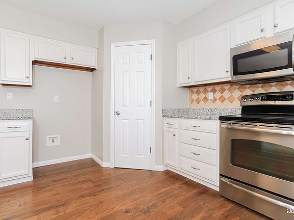 3rd image of 831 Harbor Pl