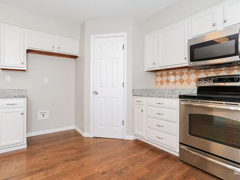 831 Harbor Pl — Photo 3